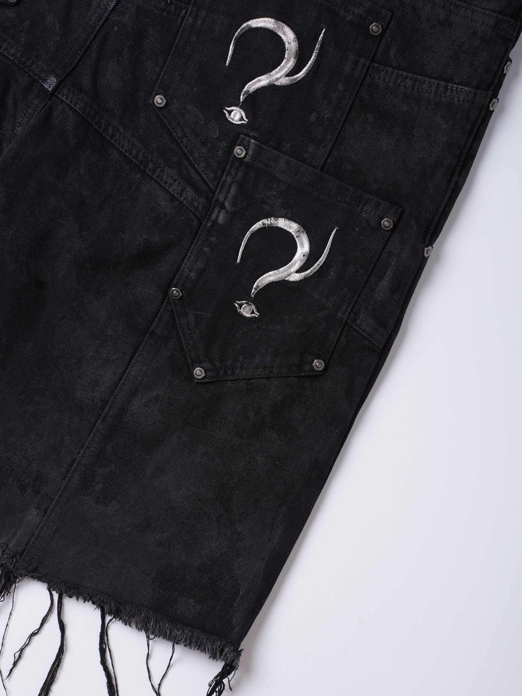 ”Truth“ Printed Distressed Knee Waxed Cloud Work Jorts