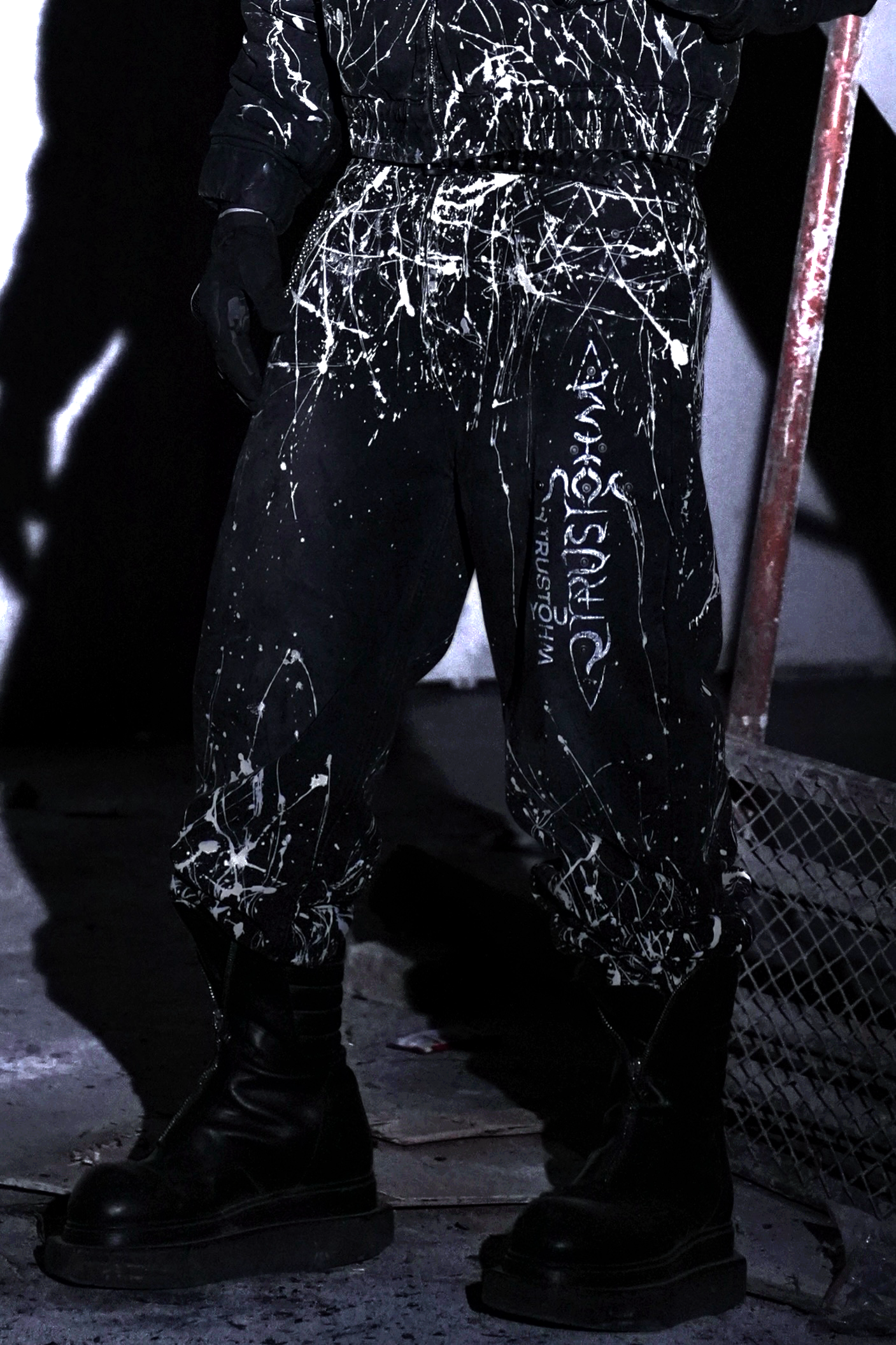 “Relationship“ Printed Splashed Ink Washed Jeans in Black Denim
